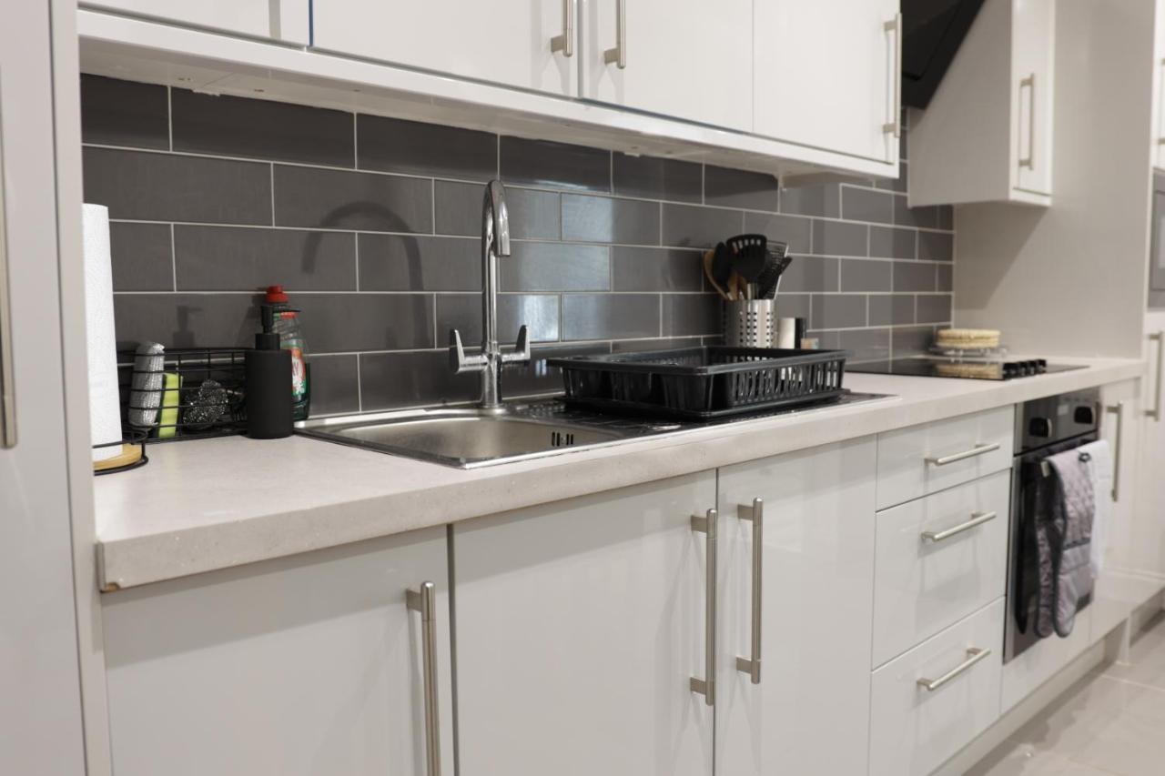 5 Bed Town House Within City Centre And Sleeps Up To 11 With Sky And Netflix Birmingham Bagian luar foto