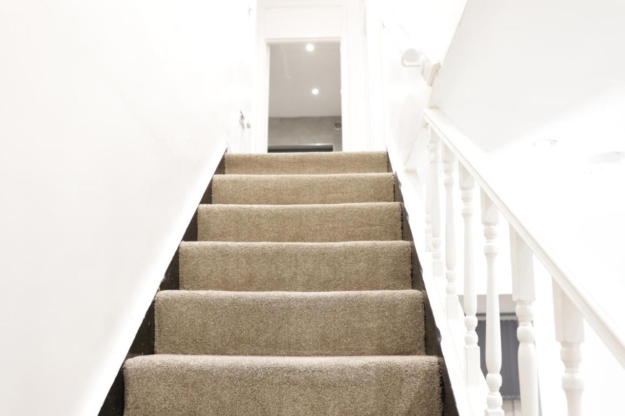 5 Bed Town House Within City Centre And Sleeps Up To 11 With Sky And Netflix Birmingham Bagian luar foto