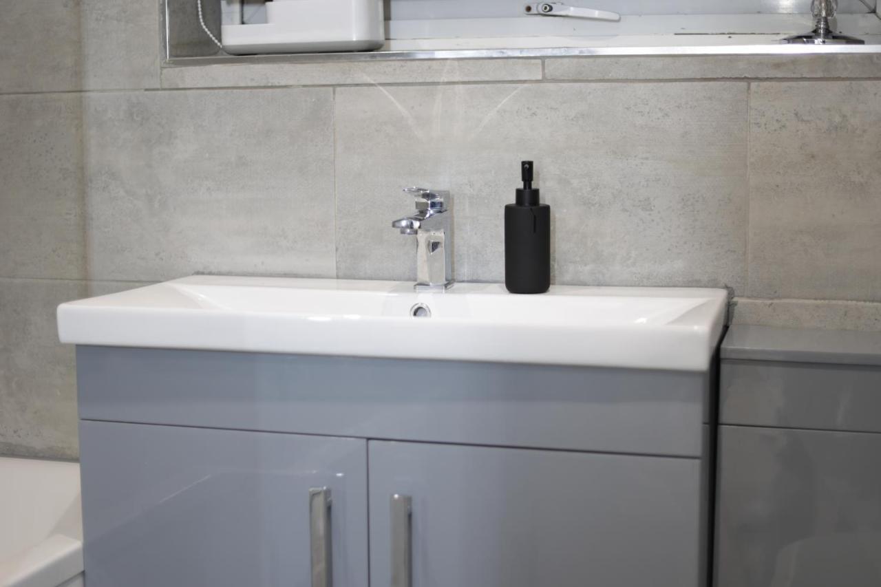 5 Bed Town House Within City Centre And Sleeps Up To 11 With Sky And Netflix Birmingham Bagian luar foto