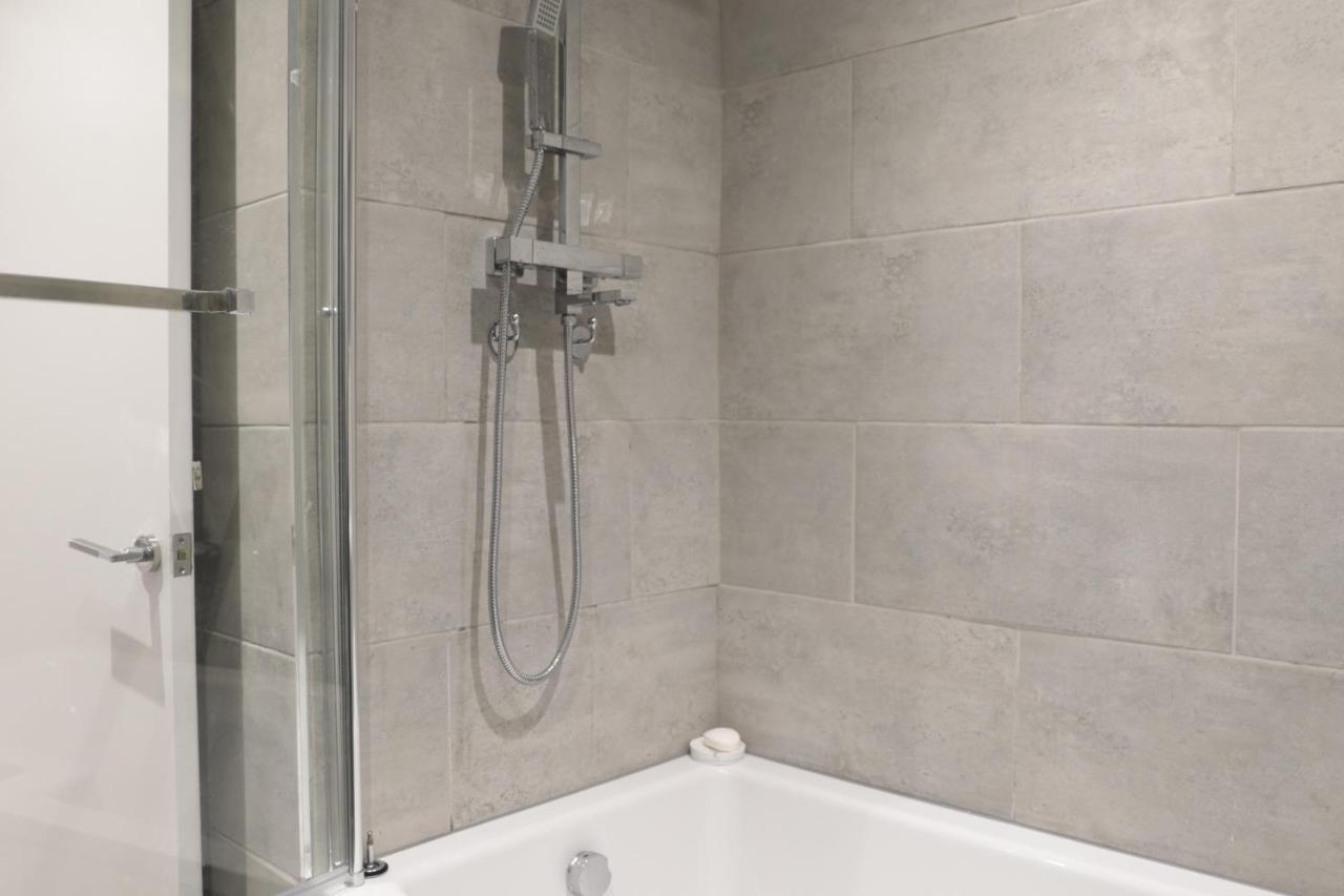 5 Bed Town House Within City Centre And Sleeps Up To 11 With Sky And Netflix Birmingham Bagian luar foto