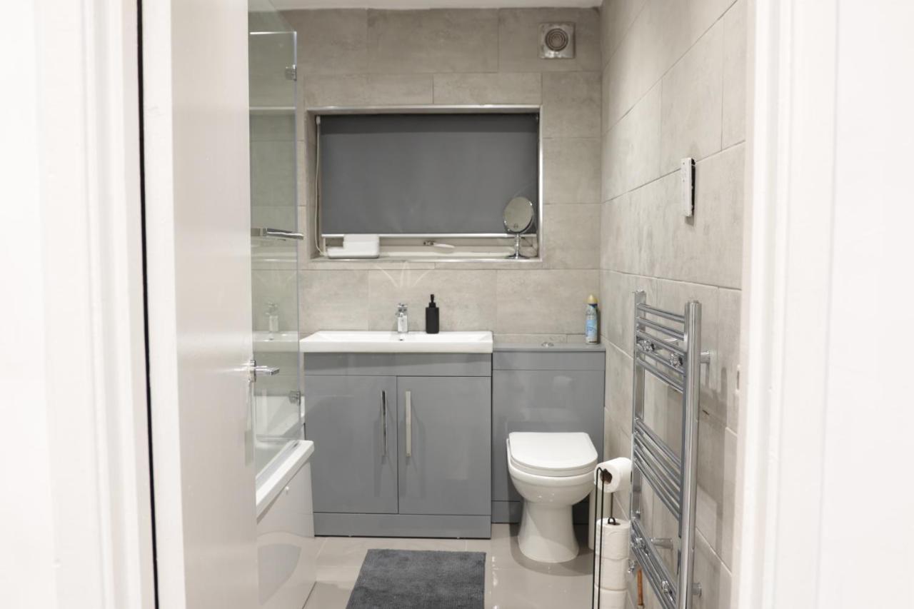 5 Bed Town House Within City Centre And Sleeps Up To 11 With Sky And Netflix Birmingham Bagian luar foto