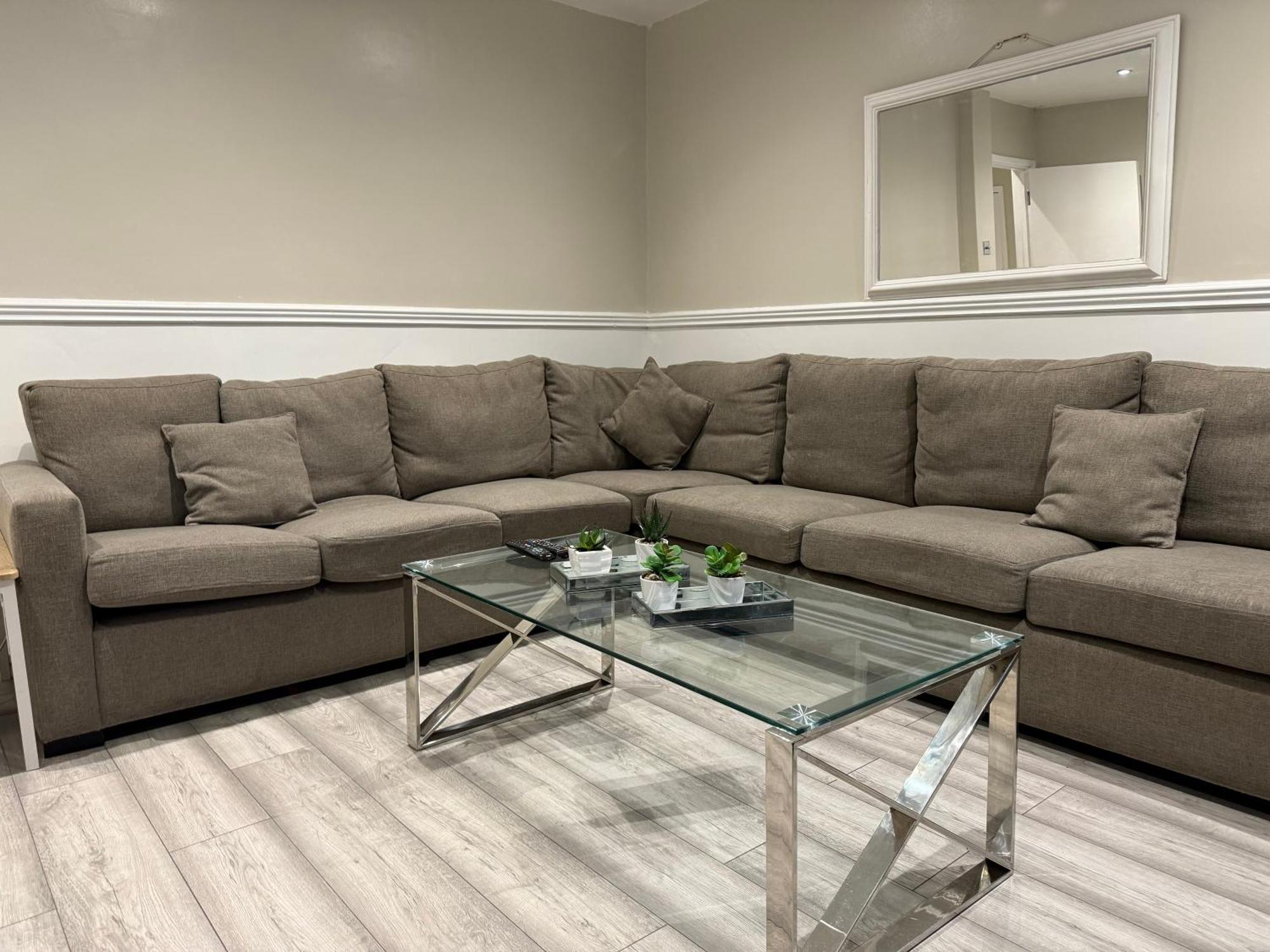 5 Bed Town House Within City Centre And Sleeps Up To 11 With Sky And Netflix Birmingham Bagian luar foto