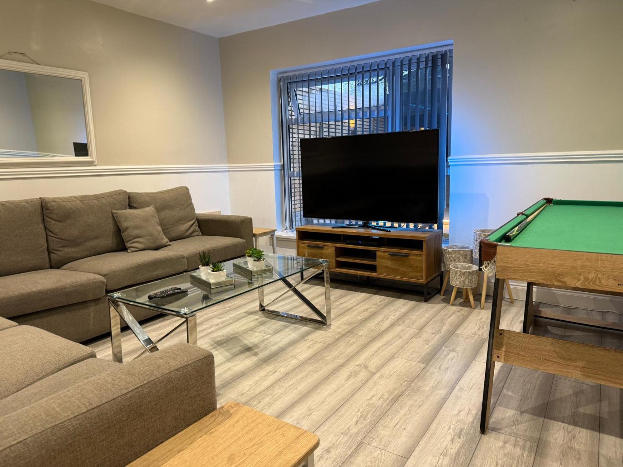 5 Bed Town House Within City Centre And Sleeps Up To 11 With Sky And Netflix Birmingham Bagian luar foto