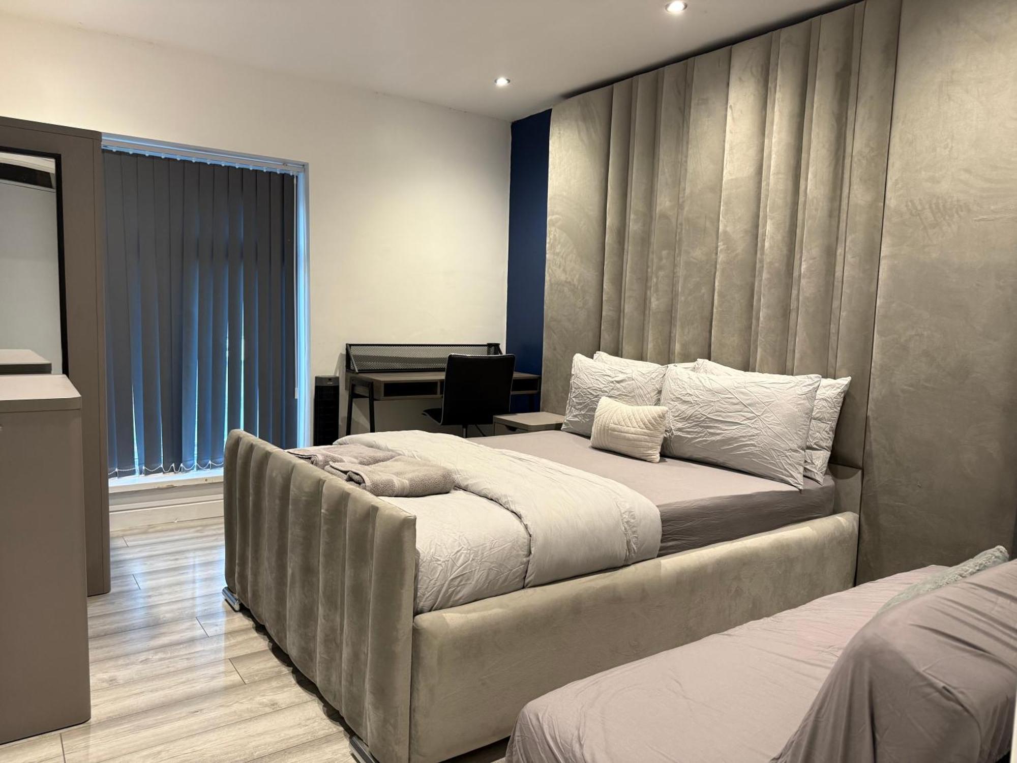 5 Bed Town House Within City Centre And Sleeps Up To 11 With Sky And Netflix Birmingham Bagian luar foto