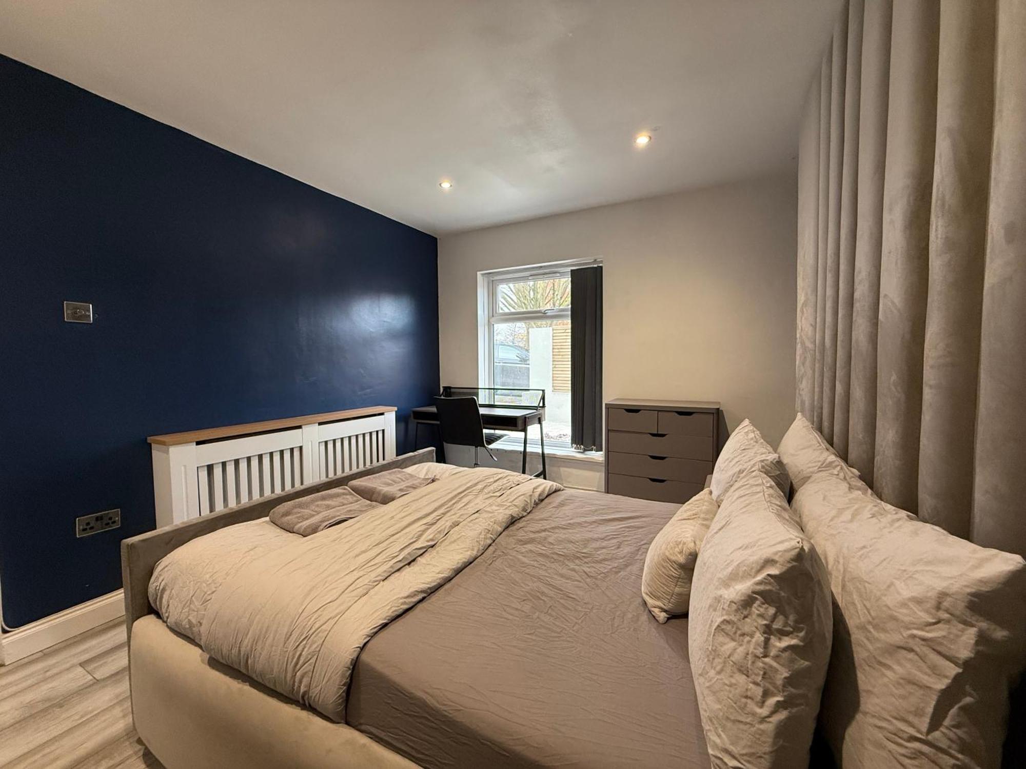 5 Bed Town House Within City Centre And Sleeps Up To 11 With Sky And Netflix Birmingham Bagian luar foto