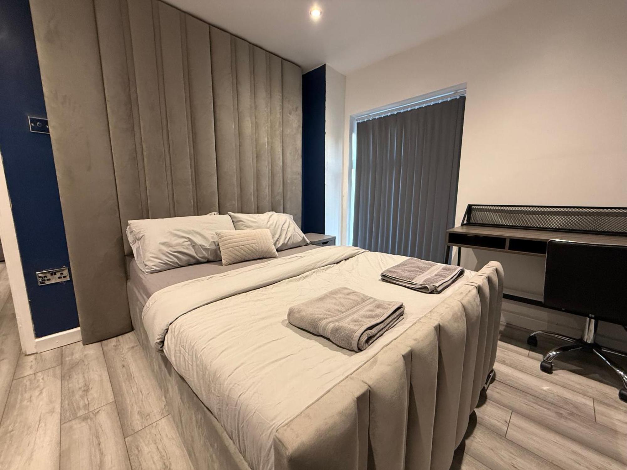 5 Bed Town House Within City Centre And Sleeps Up To 11 With Sky And Netflix Birmingham Bagian luar foto