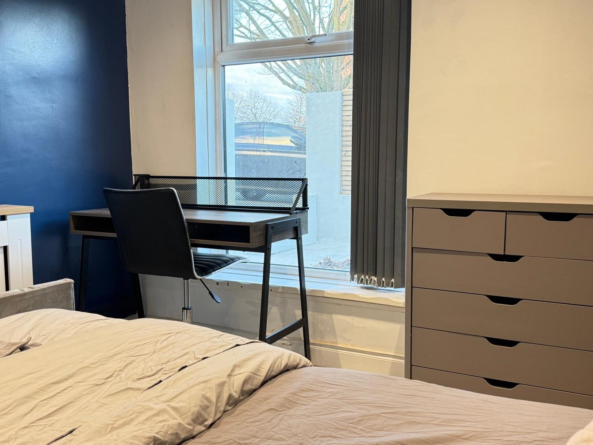5 Bed Town House Within City Centre And Sleeps Up To 11 With Sky And Netflix Birmingham Bagian luar foto