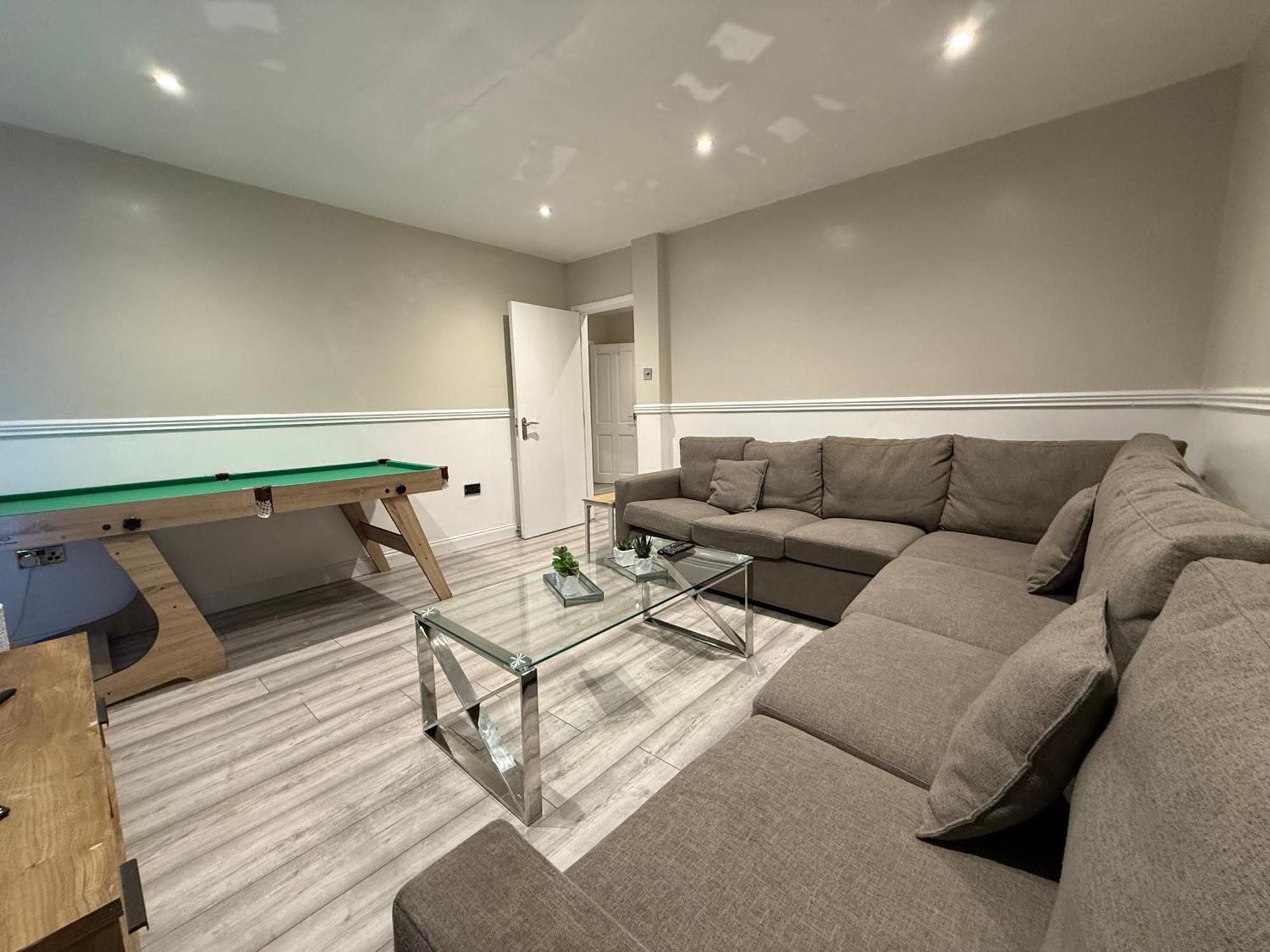 5 Bed Town House Within City Centre And Sleeps Up To 11 With Sky And Netflix Birmingham Bagian luar foto