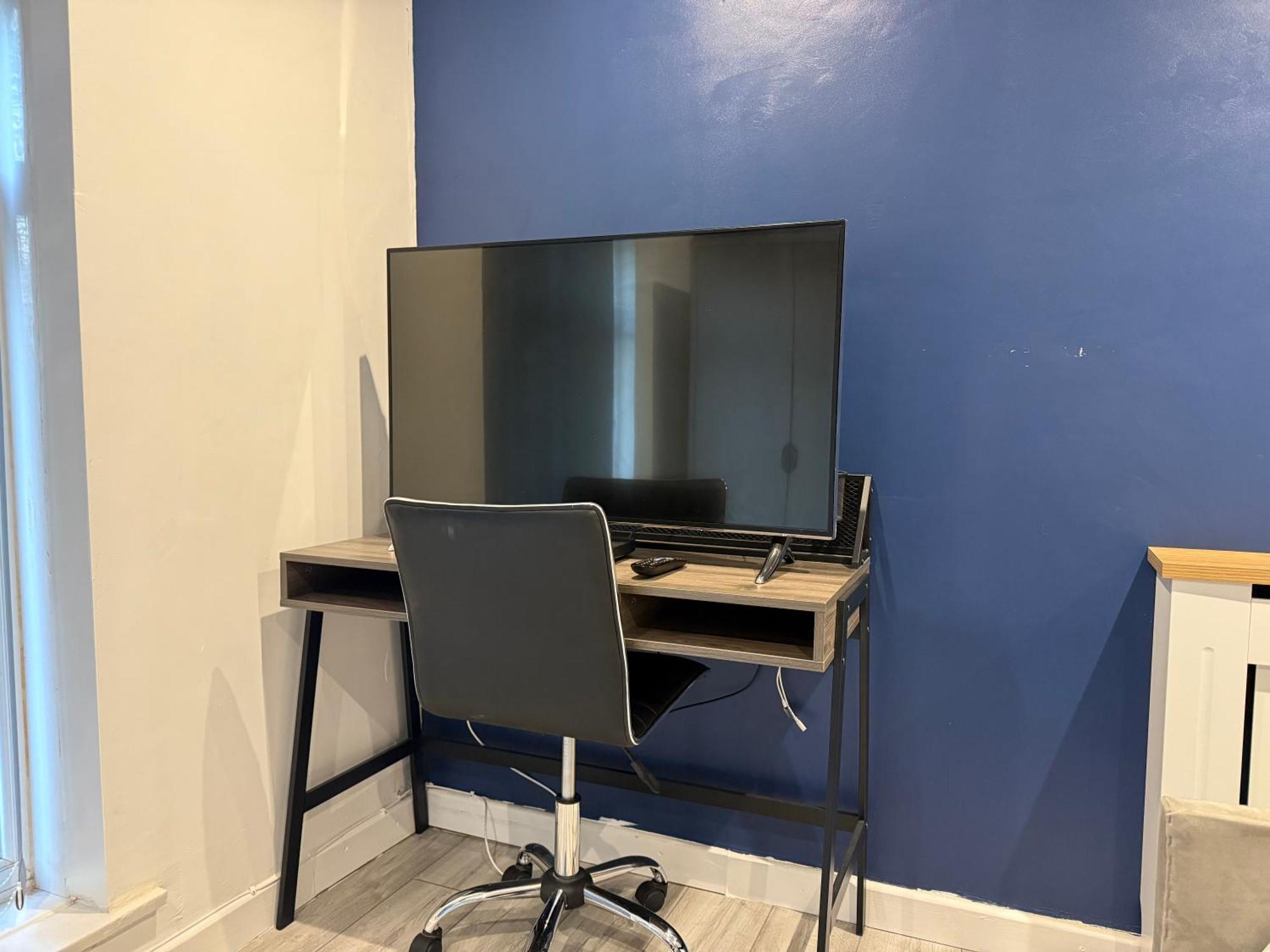 5 Bed Town House Within City Centre And Sleeps Up To 11 With Sky And Netflix Birmingham Bagian luar foto